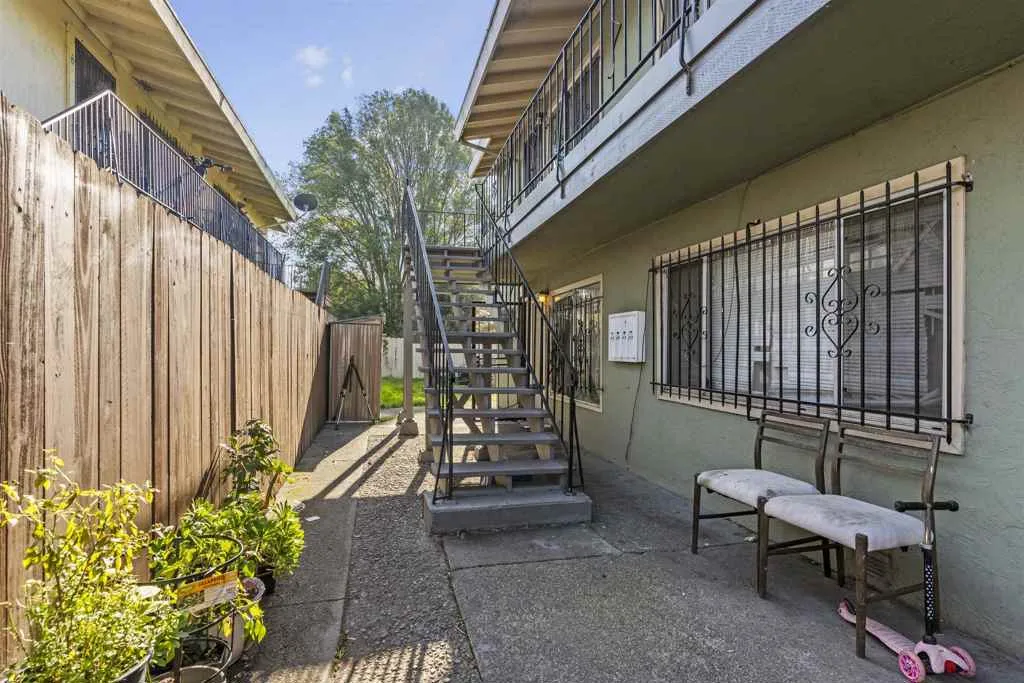 128 Catron Dr, Oakland, California 94603 home-pic-18