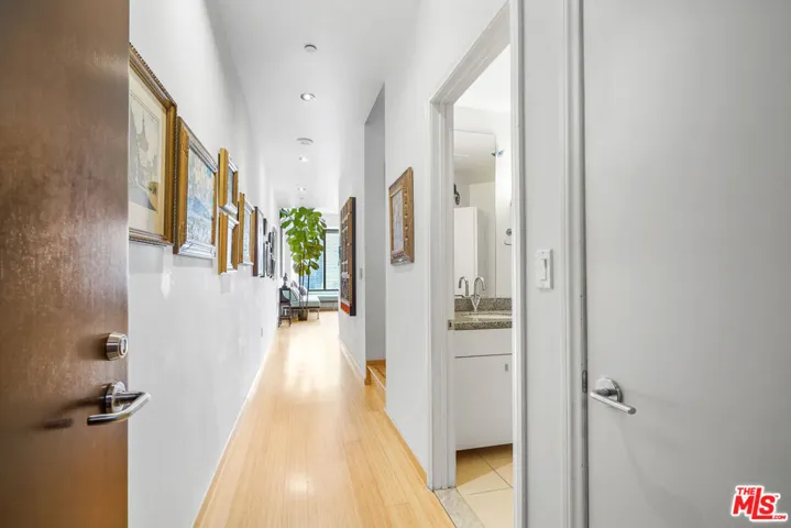 Hallway towards bathroom, bedr