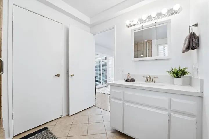 31-2367 S Gene Autry Trail B-30