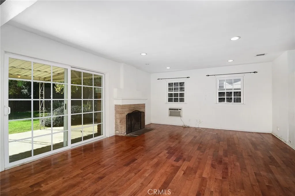 22716 Berdon Street, Woodland Hills, California 91367 home-pic-2