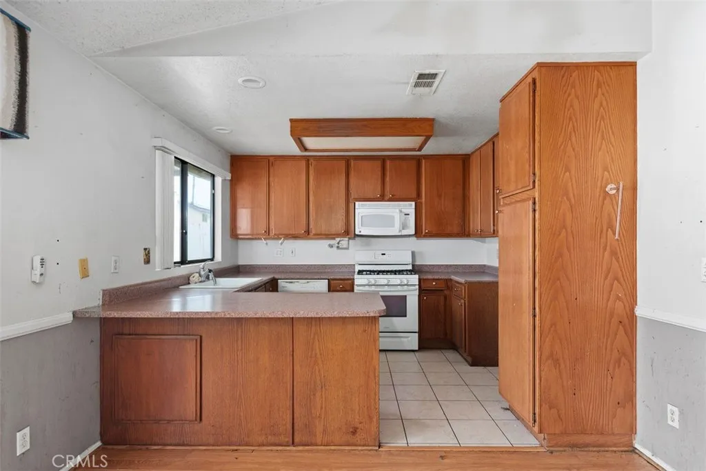 407 Westminister, San Jacinto, California 92583 home-pic-12