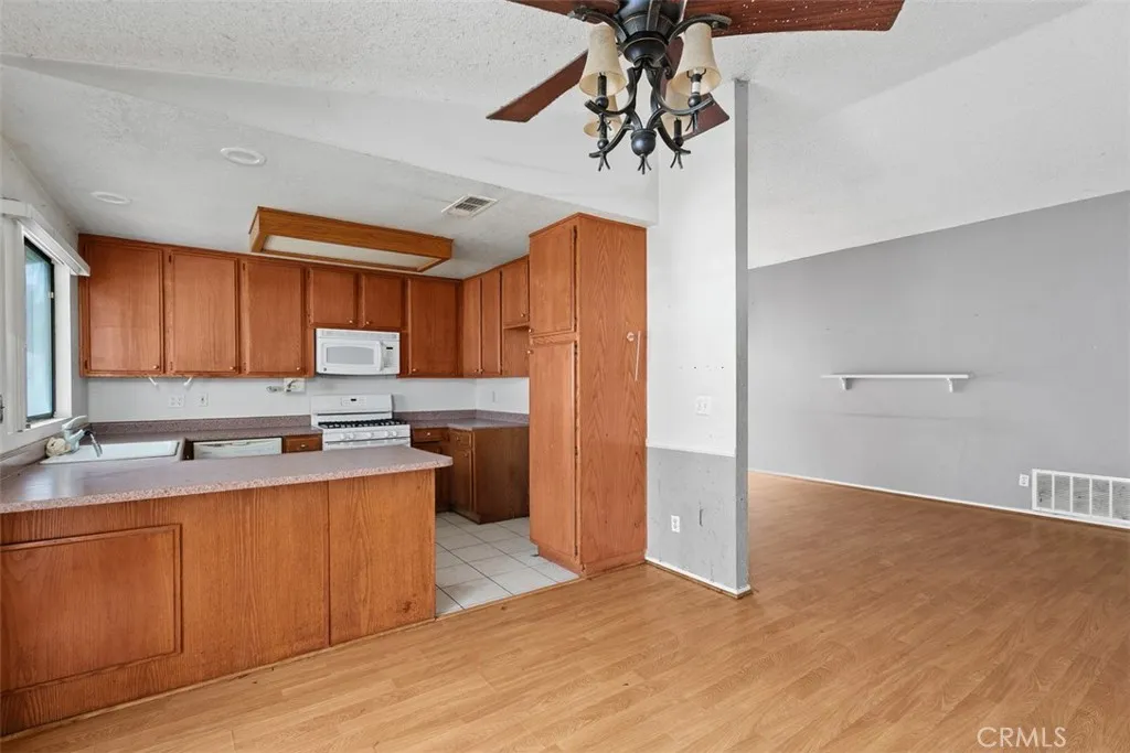 407 Westminister, San Jacinto, California 92583 home-pic-11