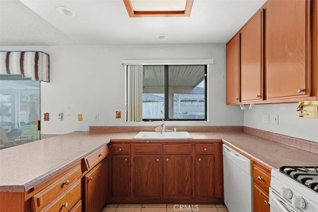 407 Westminister, San Jacinto, California 92583 home-pic-14