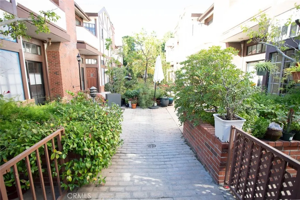 5327 Wilkinson Avenue 6, Valley Village, California 91607 home-pic-37