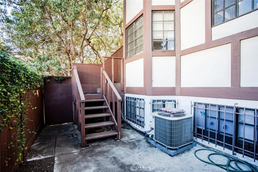5327 Wilkinson Avenue 6, Valley Village, California 91607 home-pic-32