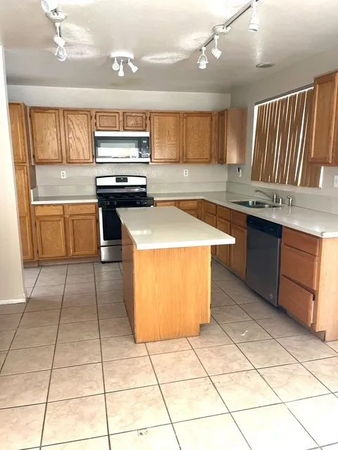 3030 Holline Court, Lancaster, California 93535 home-pic-6