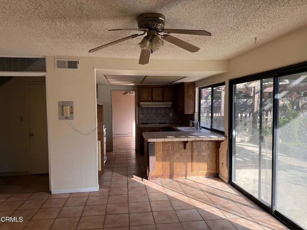 1524 Lyndhurst Avenue, Camarillo, California 93010 home-pic-2