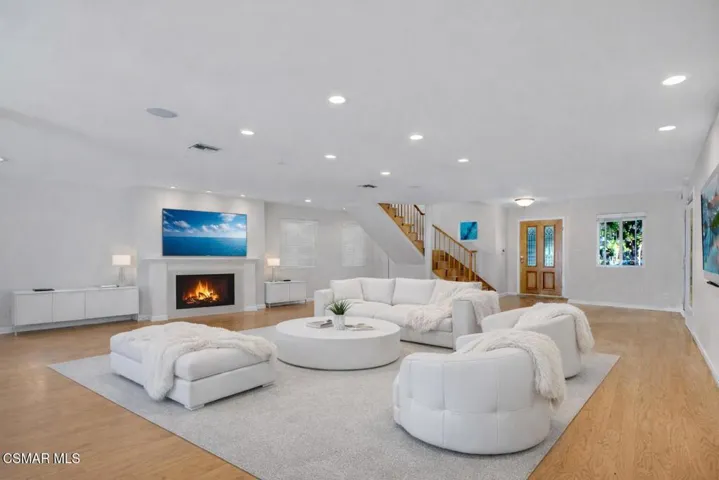 Cozy living room with white furnishings(