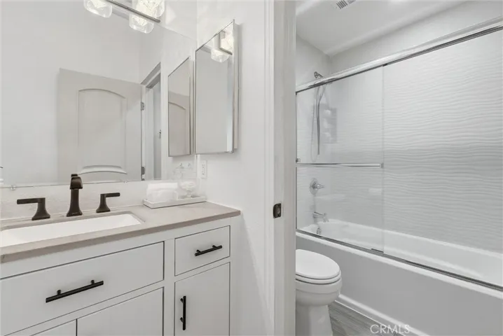 2516 W Macarthur J, Santa Ana, California 92704