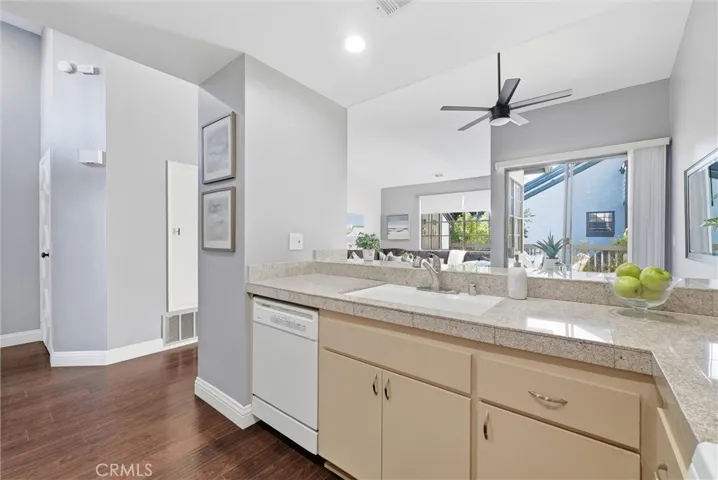 2516 W Macarthur J, Santa Ana, California 92704