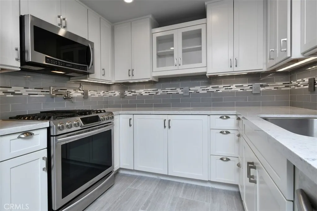 4230 Colfax Avenue 201, Studio City, California 91604 home-pic-11