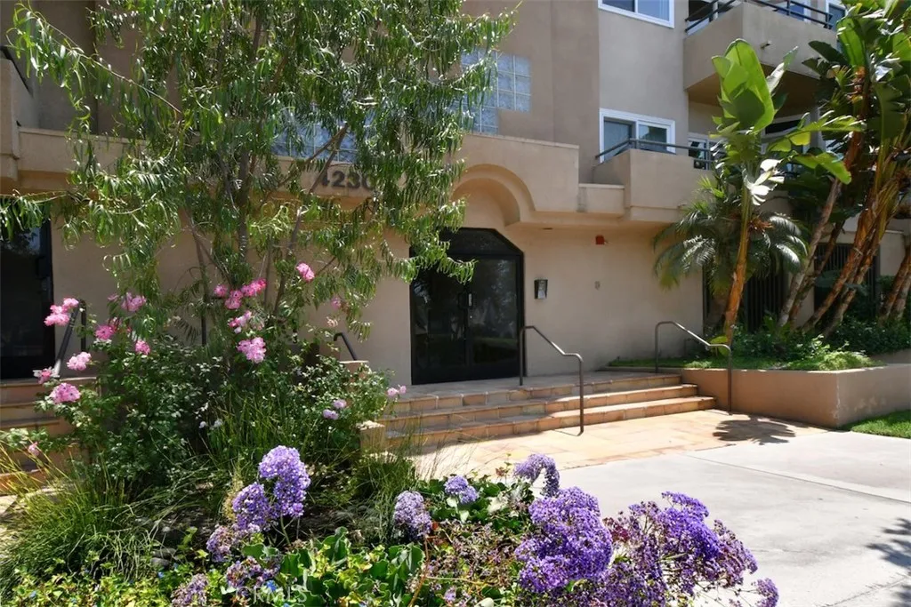 4230 Colfax Avenue 201, Studio City, California 91604 home-pic-1