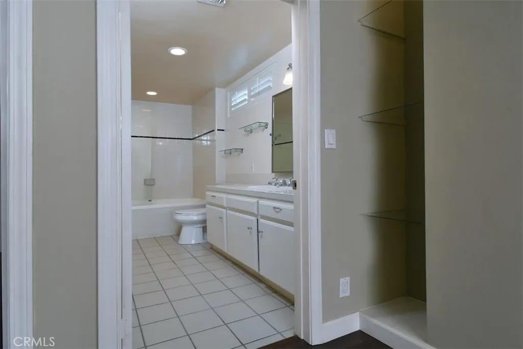 4230 Colfax Avenue 201, Studio City, California 91604 home-pic-14