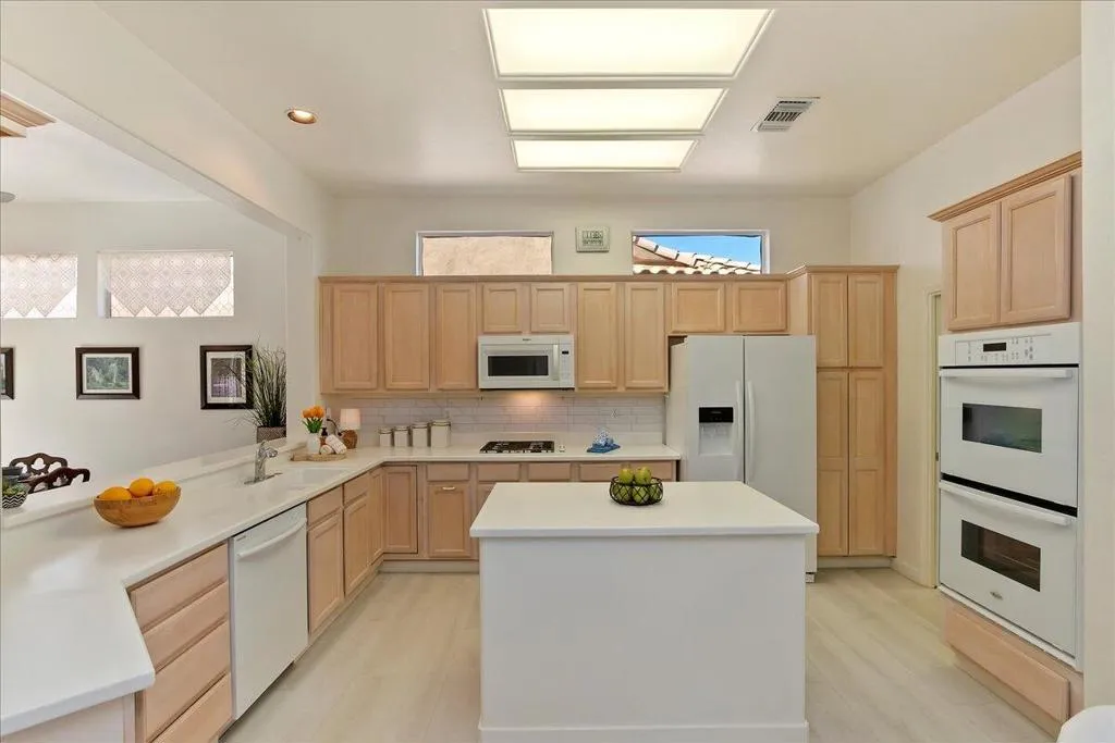 37215 Turnberry Isle Drive, Palm Desert, California 92211 home-pic-11