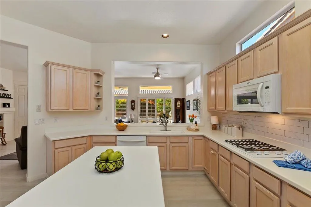 37215 Turnberry Isle Drive, Palm Desert, California 92211 home-pic-13