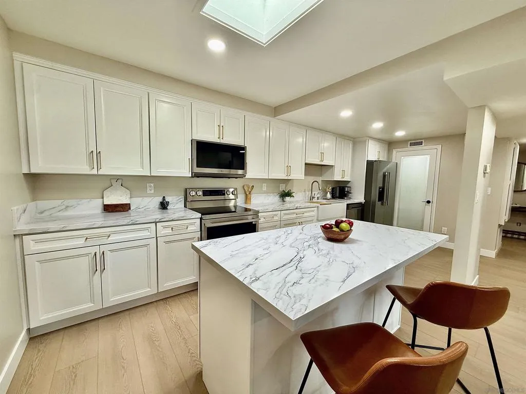 370 Rosecrans St 302, San Diego, California 92106 home-pic-12