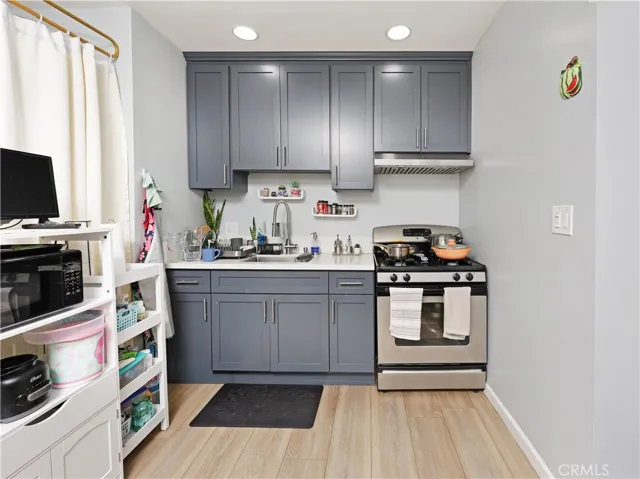 Downstairs Unit: Kitchen