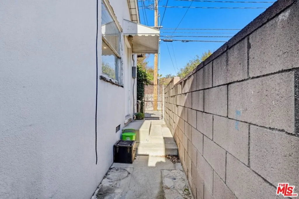 1817 W Burbank Boulevard, Burbank, California 91506 home-pic-38