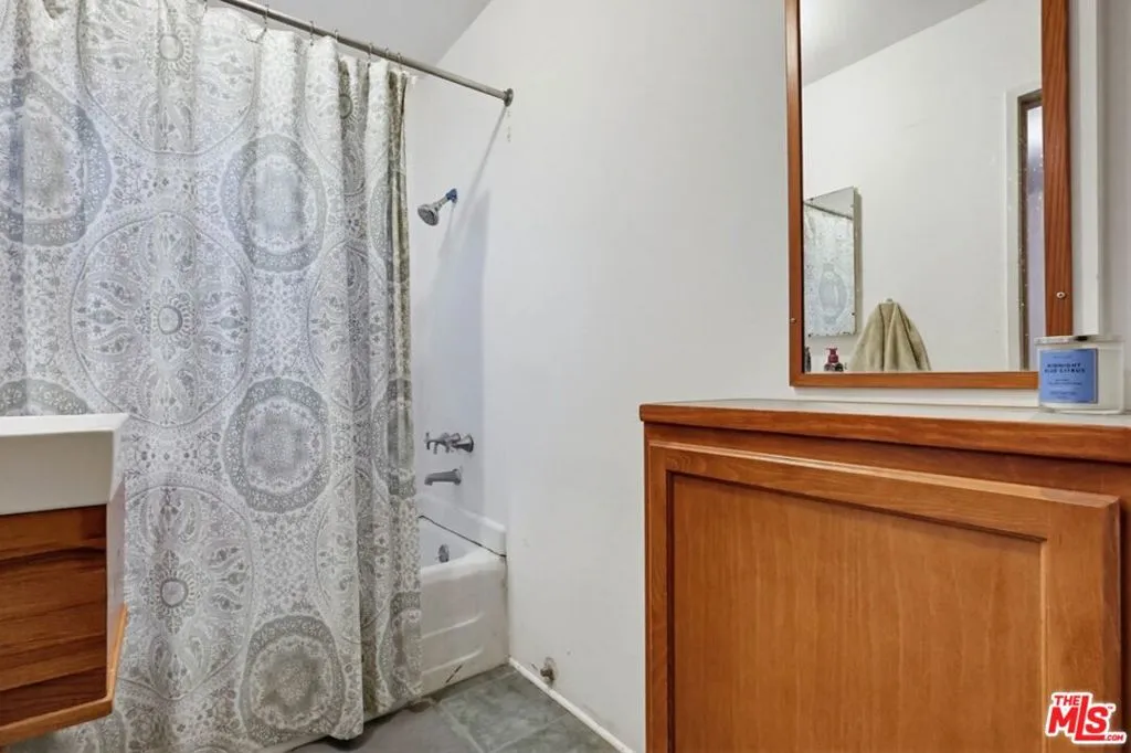 1817 W Burbank Boulevard, Burbank, California 91506 home-pic-55
