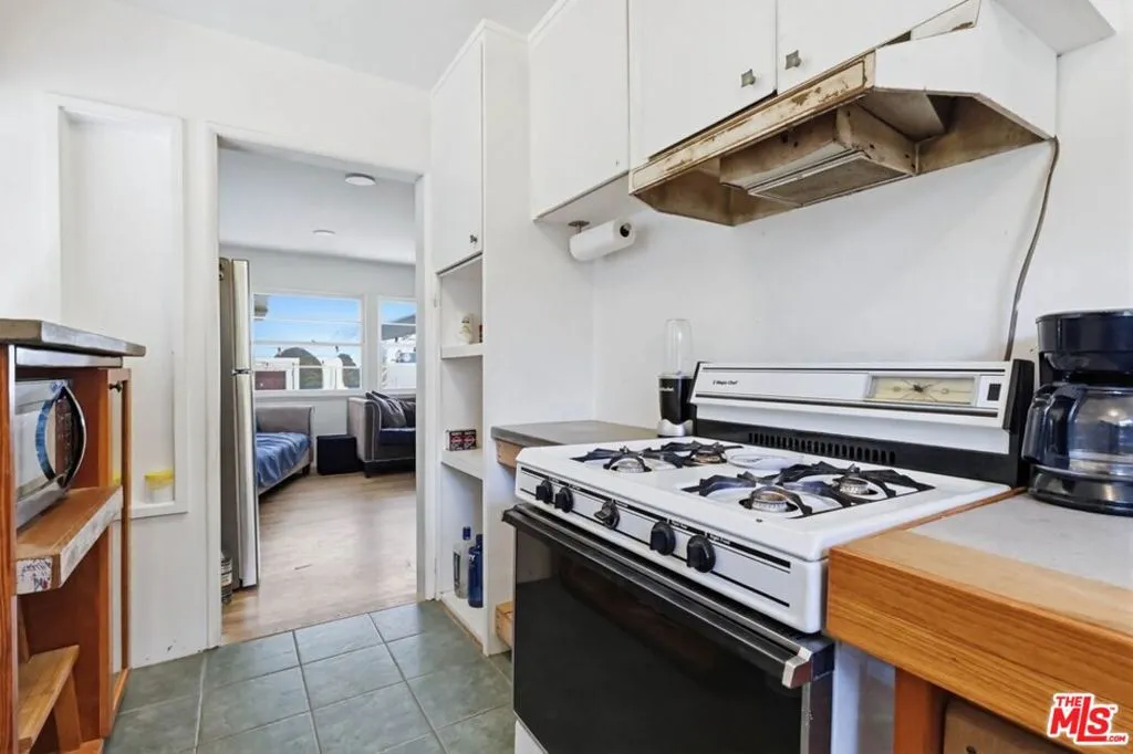 1817 W Burbank Boulevard, Burbank, California 91506 home-pic-50
