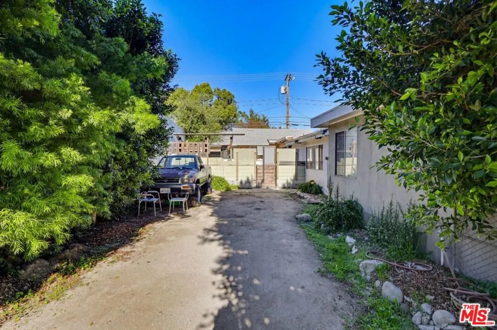 1817 W Burbank Boulevard, Burbank, California 91506 home-pic-59
