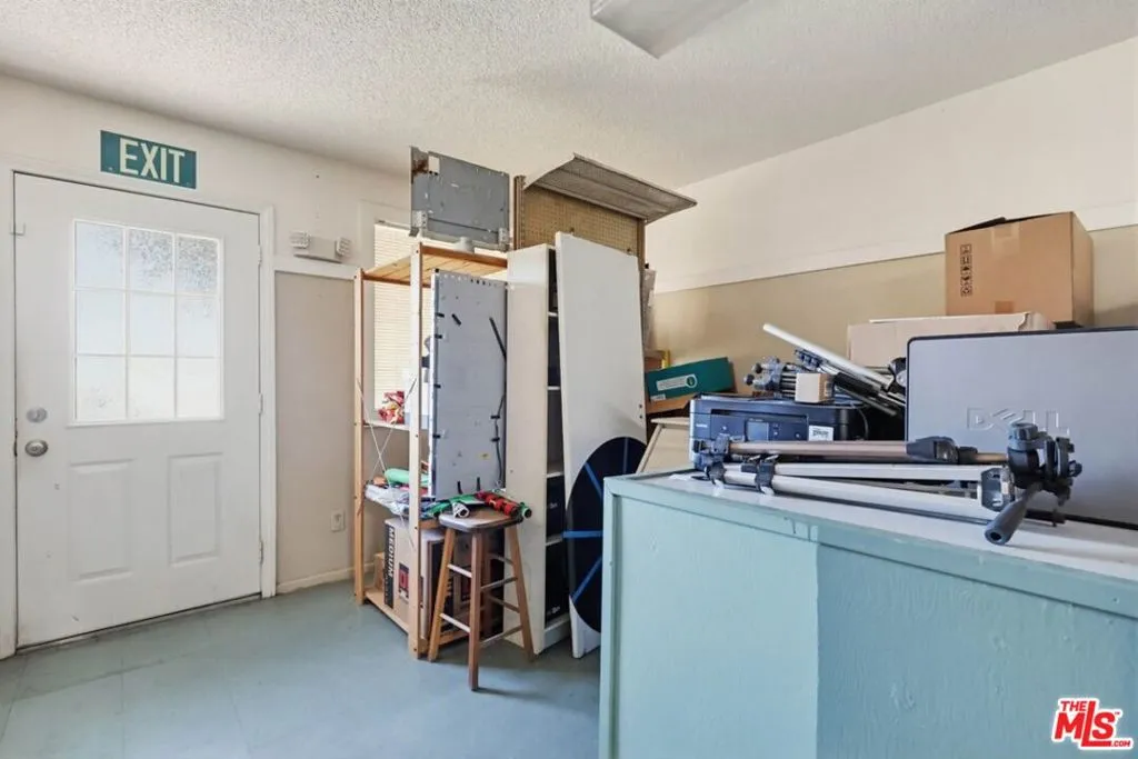 1817 W Burbank Boulevard, Burbank, California 91506 home-pic-9