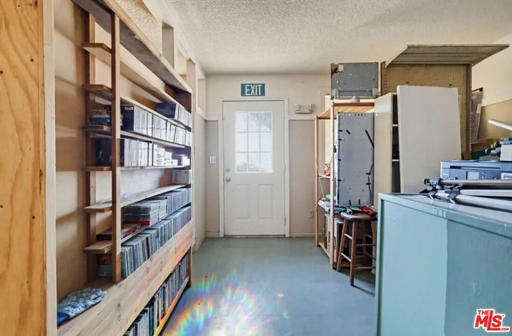 1817 W Burbank Boulevard, Burbank, California 91506 home-pic-8