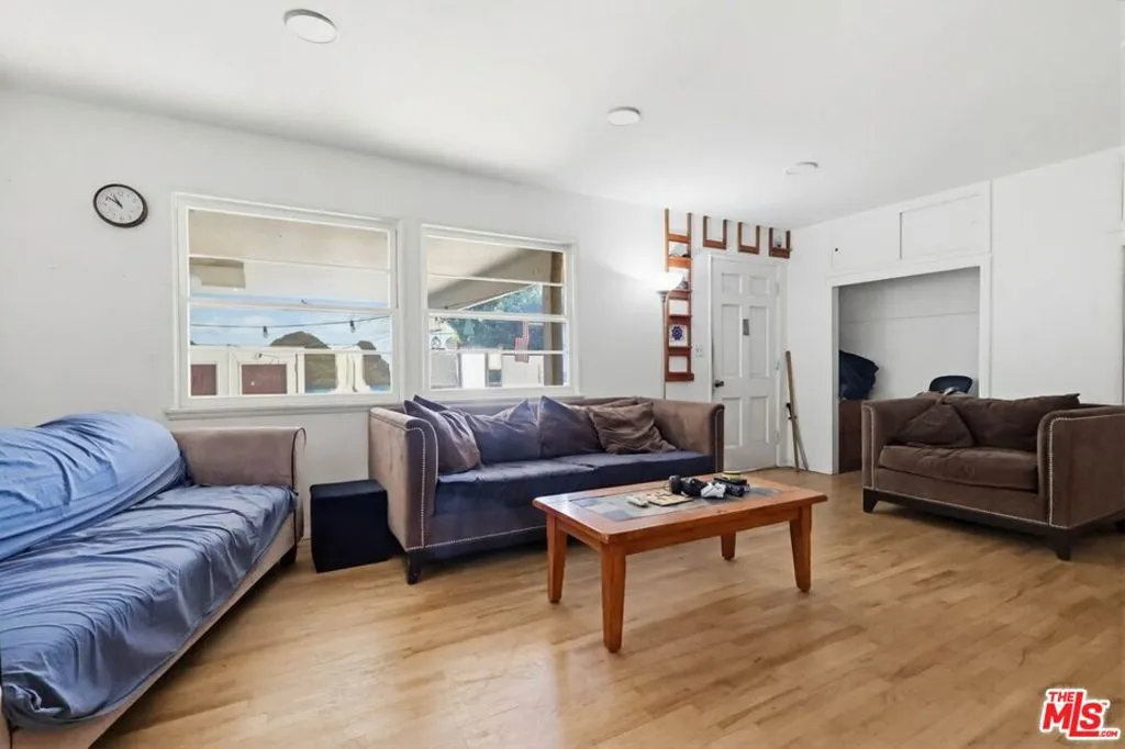 1817 W Burbank Boulevard, Burbank, California 91506 home-pic-44