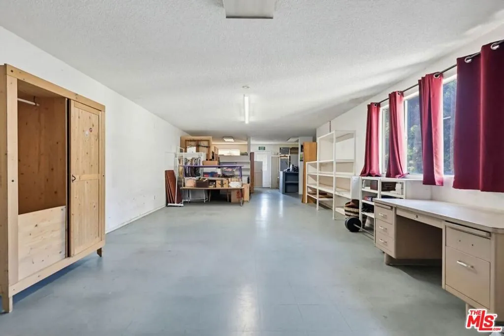 1817 W Burbank Boulevard, Burbank, California 91506 home-pic-19
