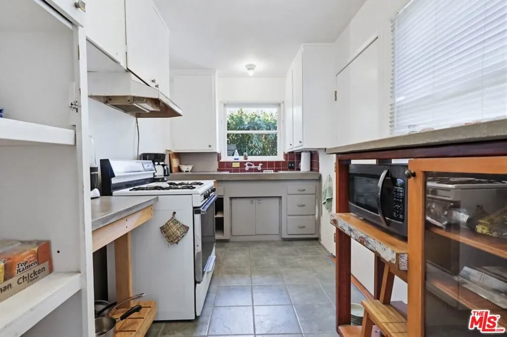 1817 W Burbank Boulevard, Burbank, California 91506 home-pic-46