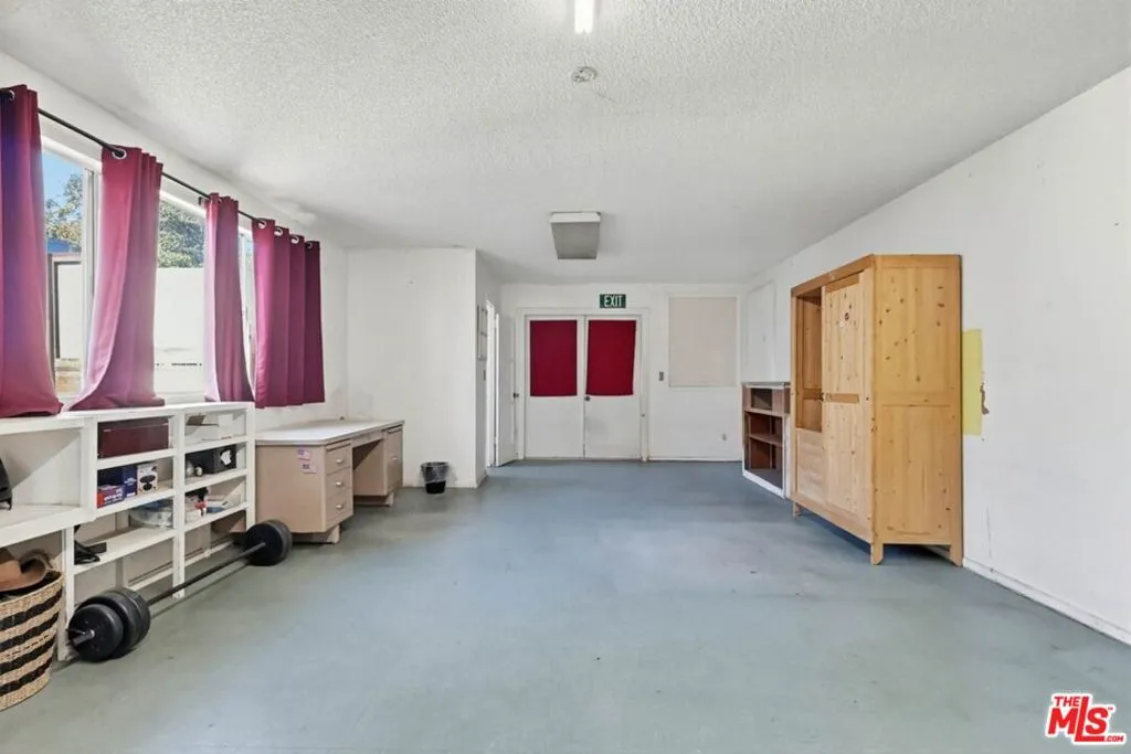 1817 W Burbank Boulevard, Burbank, California 91506 home-pic-17