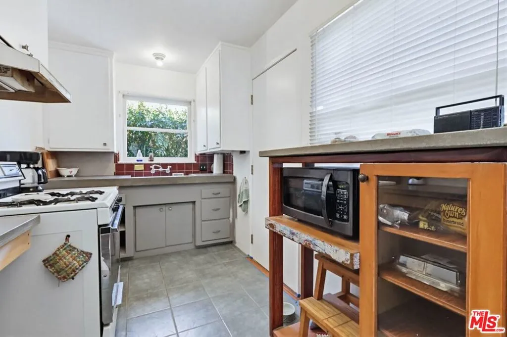 1817 W Burbank Boulevard, Burbank, California 91506 home-pic-47