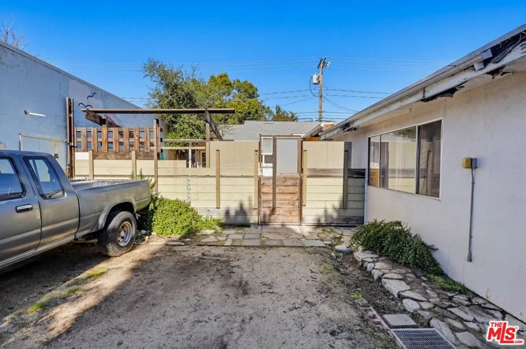 1817 W Burbank Boulevard, Burbank, California 91506 home-pic-61