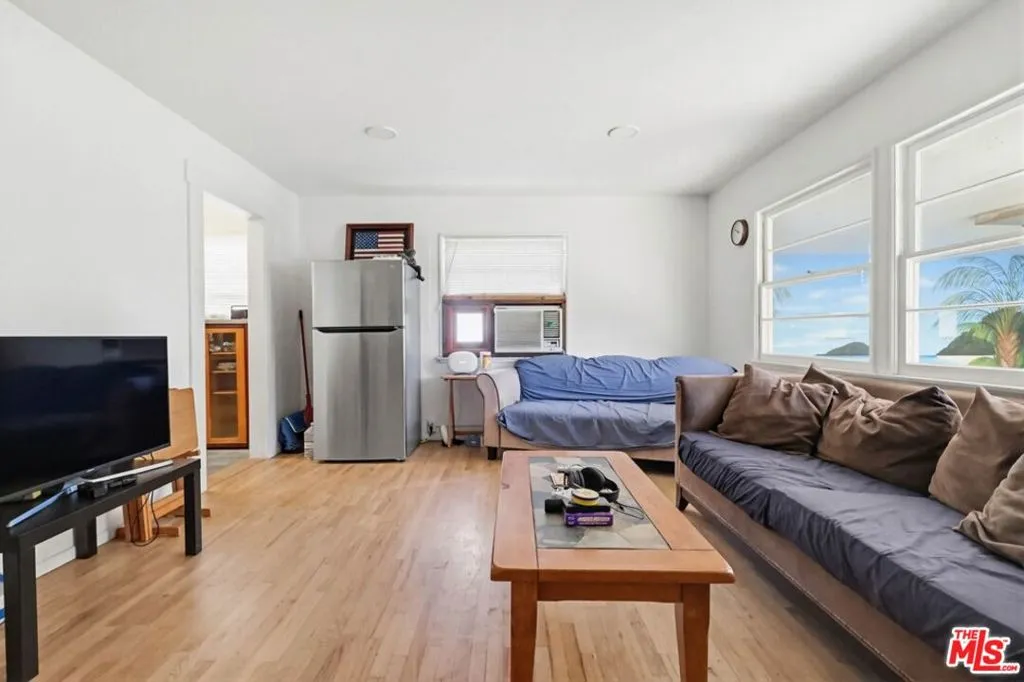 1817 W Burbank Boulevard, Burbank, California 91506 home-pic-42