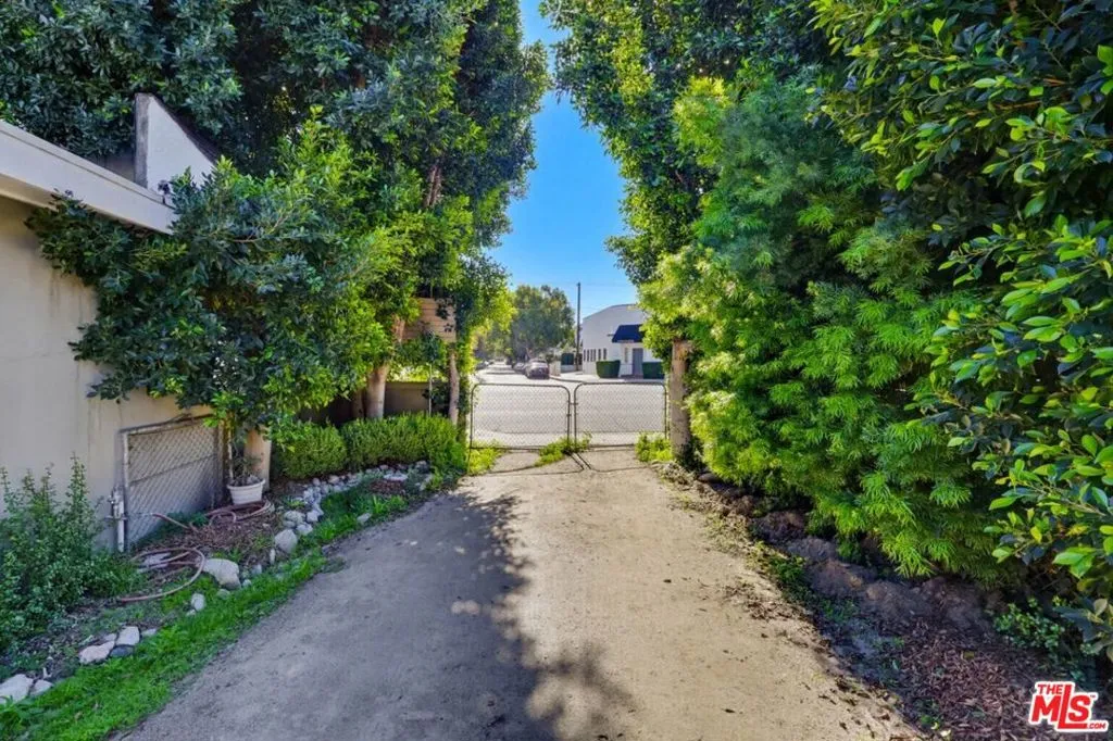 1817 W Burbank Boulevard, Burbank, California 91506 home-pic-60