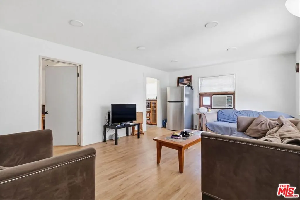 1817 W Burbank Boulevard, Burbank, California 91506 home-pic-41