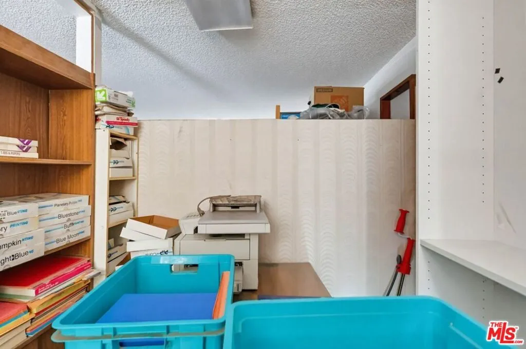 1817 W Burbank Boulevard, Burbank, California 91506 home-pic-12