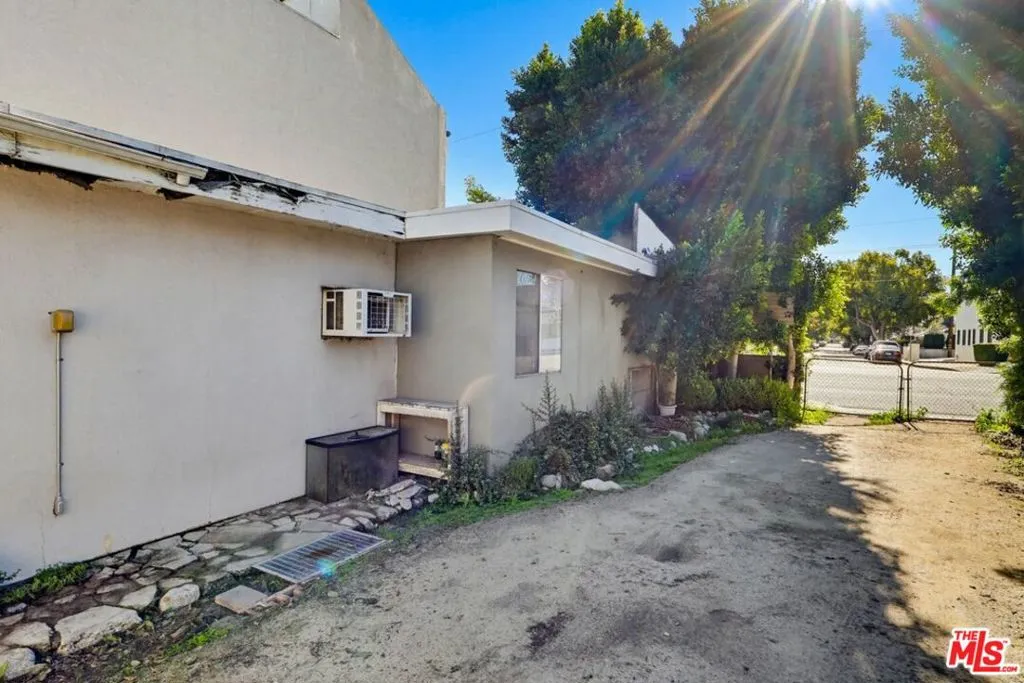 1817 W Burbank Boulevard, Burbank, California 91506 home-pic-62