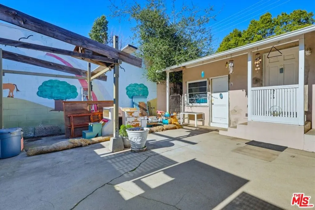 1817 W Burbank Boulevard, Burbank, California 91506 home-pic-32