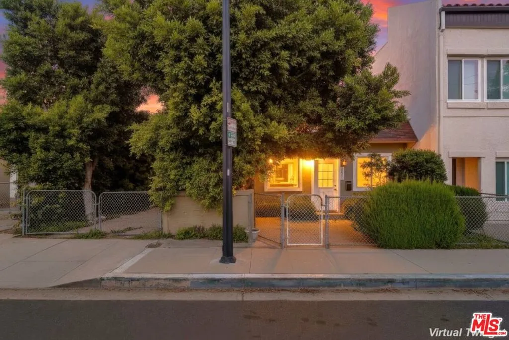 1817 W Burbank Boulevard, Burbank, California 91506 home-pic-66