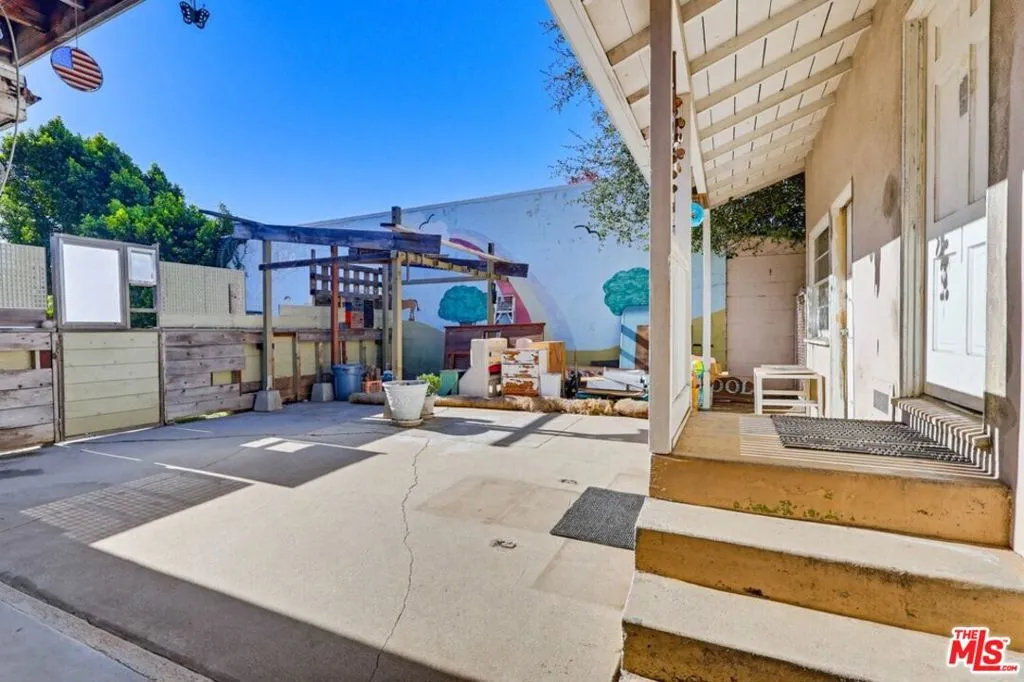 1817 W Burbank Boulevard, Burbank, California 91506 home-pic-30