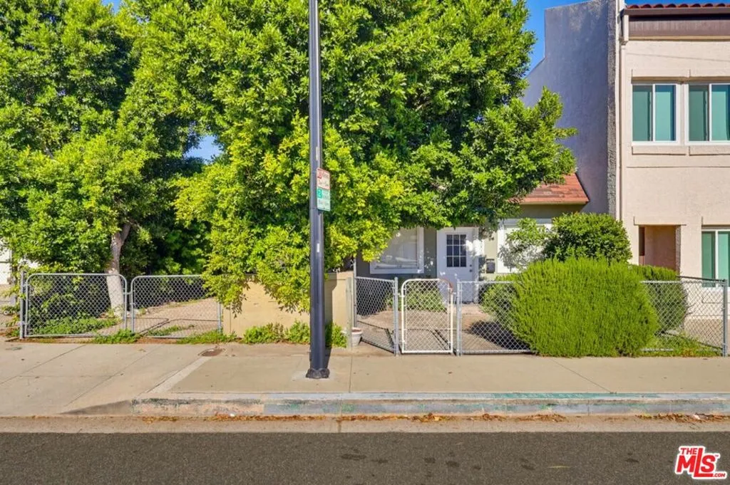 1817 W Burbank Boulevard, Burbank, California 91506 home-pic-1