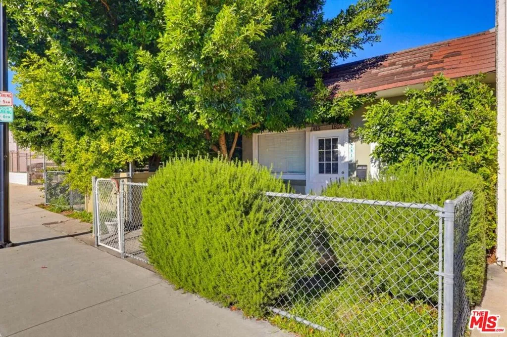 1817 W Burbank Boulevard, Burbank, California 91506 home-pic-2