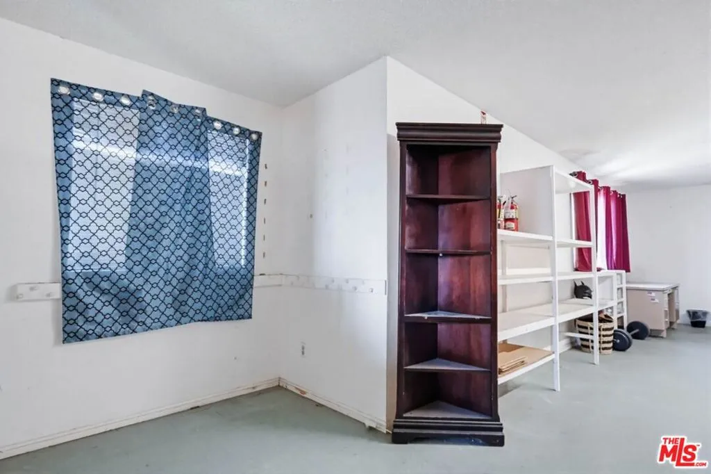 1817 W Burbank Boulevard, Burbank, California 91506 home-pic-14