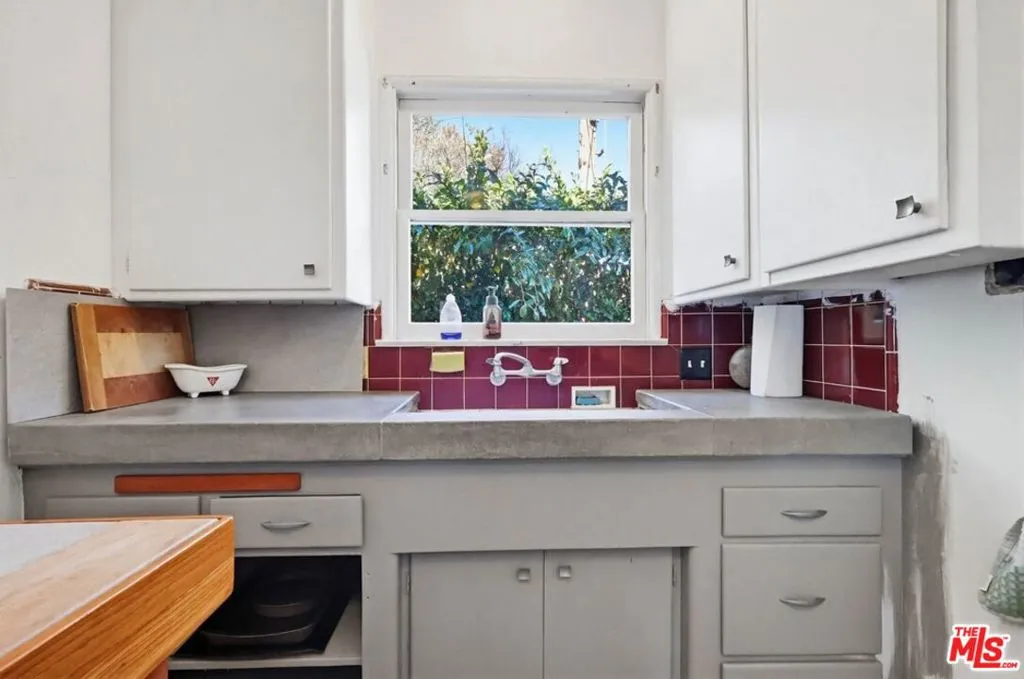 1817 W Burbank Boulevard, Burbank, California 91506 home-pic-51