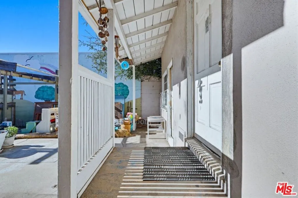 1817 W Burbank Boulevard, Burbank, California 91506 home-pic-37