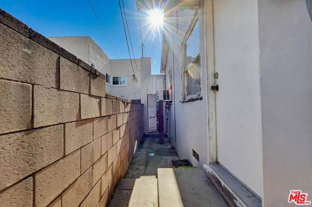 1817 W Burbank Boulevard, Burbank, California 91506 home-pic-39