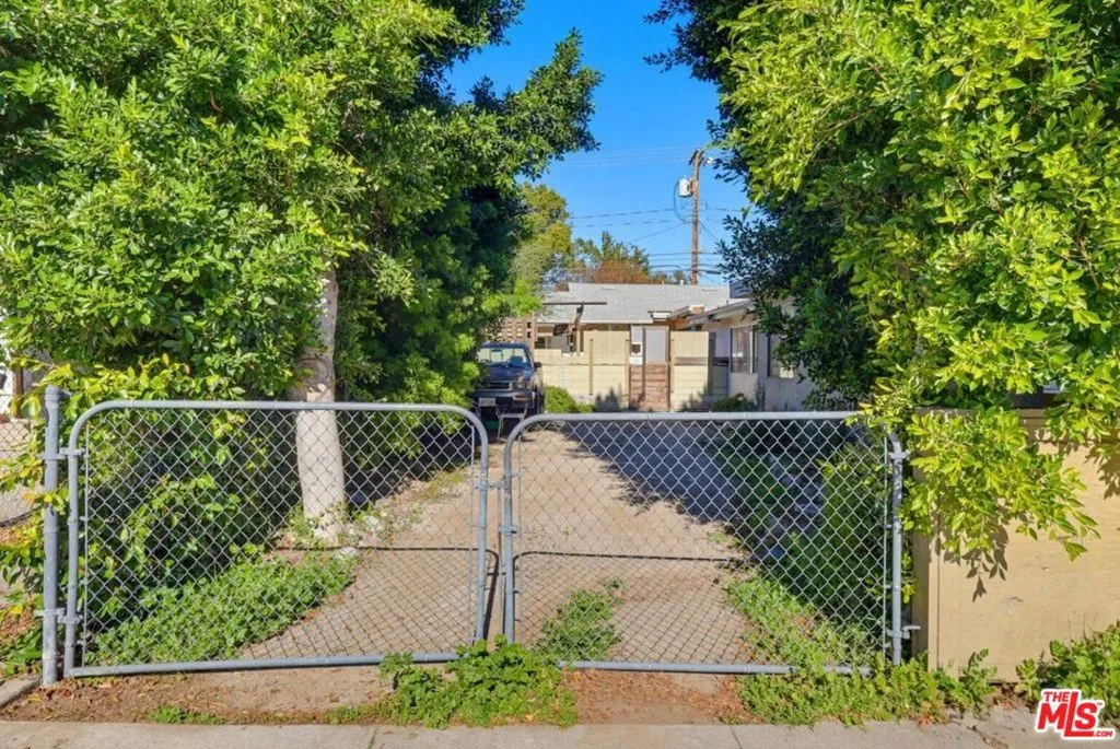 1817 W Burbank Boulevard, Burbank, California 91506 home-pic-63