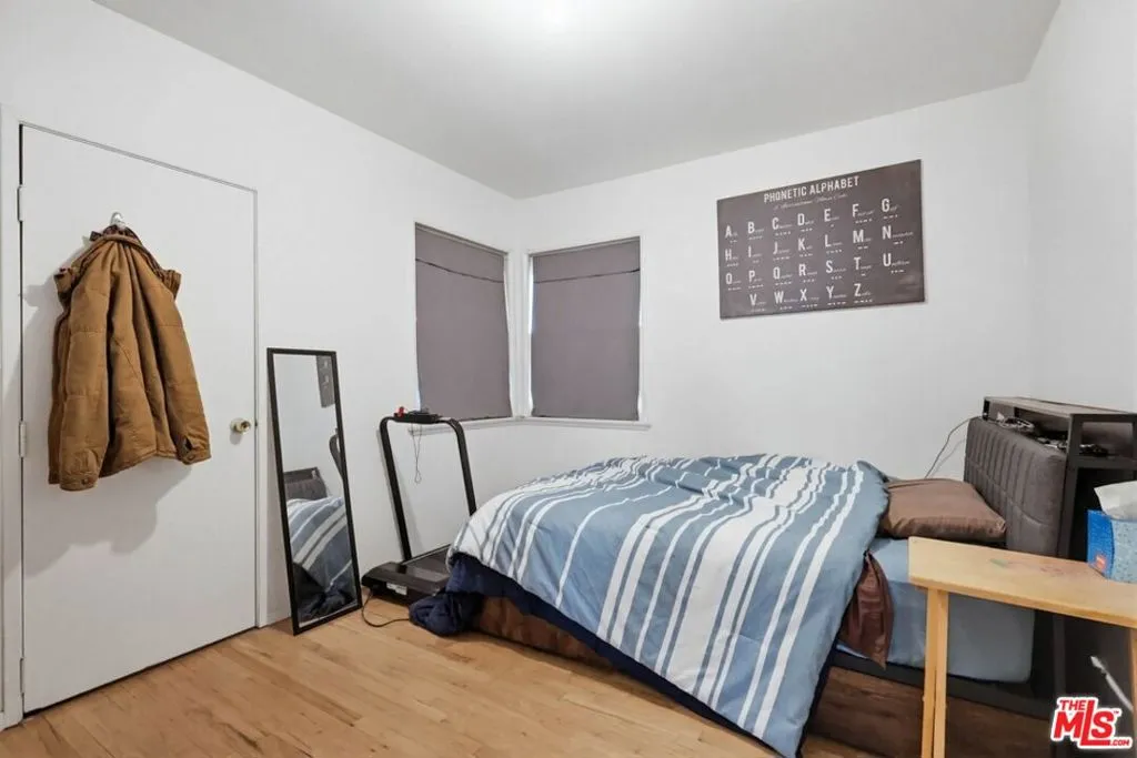 1817 W Burbank Boulevard, Burbank, California 91506 home-pic-52