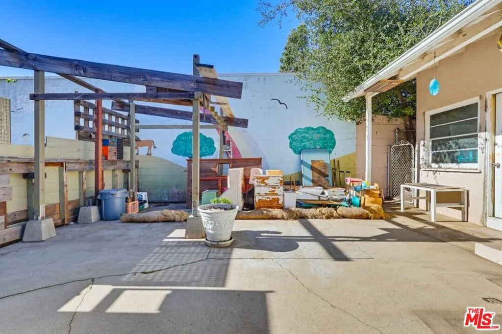 1817 W Burbank Boulevard, Burbank, California 91506 home-pic-31